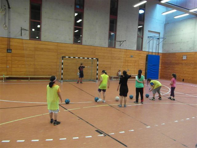 Kinder spielen Fußball in der Halle