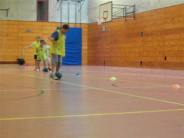 Mädchen trippeln mit dem Ball