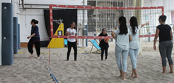 Mädchen spielen Beachvolleyball