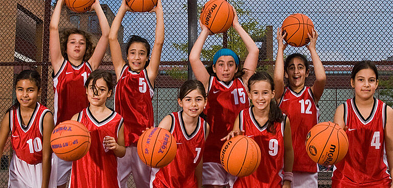 Mädchen mit Basketbällen