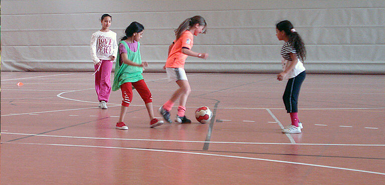 Mädchen spielen Fussball in der Halle